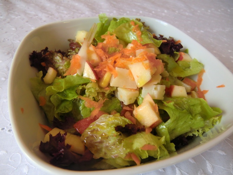 Ensalada con Manzana y queso curado