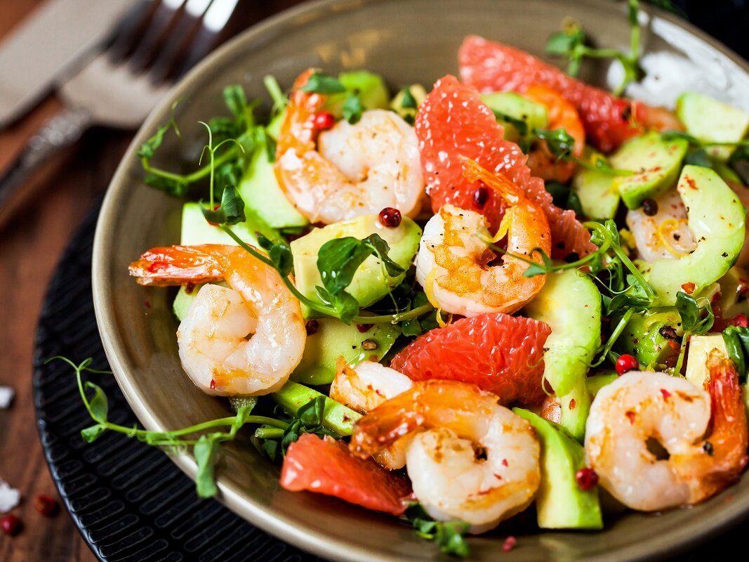 Recetas saludables navideñas ensalada gambas aguacate