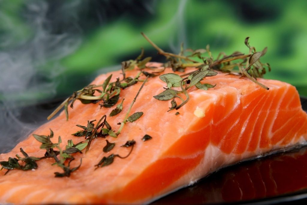 Alimentos que mejor absorben el hierro salmón