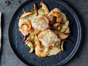 rollitos de fogonero noruego con langostinos y setas shitake frescas