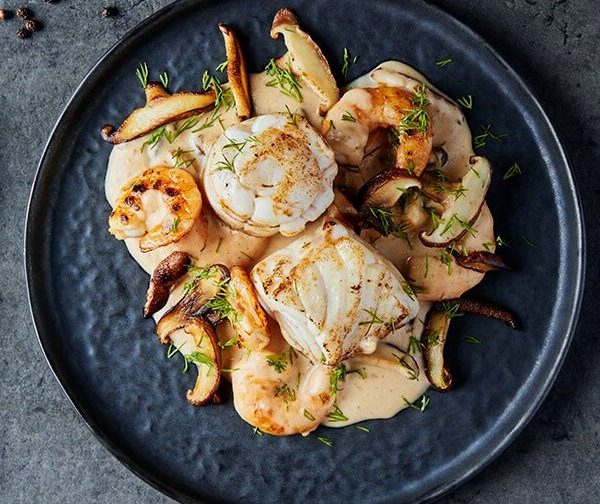 rollitos de fogonero noruego con langostinos y setas shitake frescas