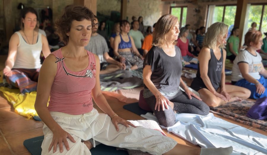 grupo meditando en el retiro espiritual de Mundo Consciente - mundoconsciente.com Una actividad de meditación en el retiro espiritual Mundo consciente para mejorar la relación con tu familia - mundoconsciente.com