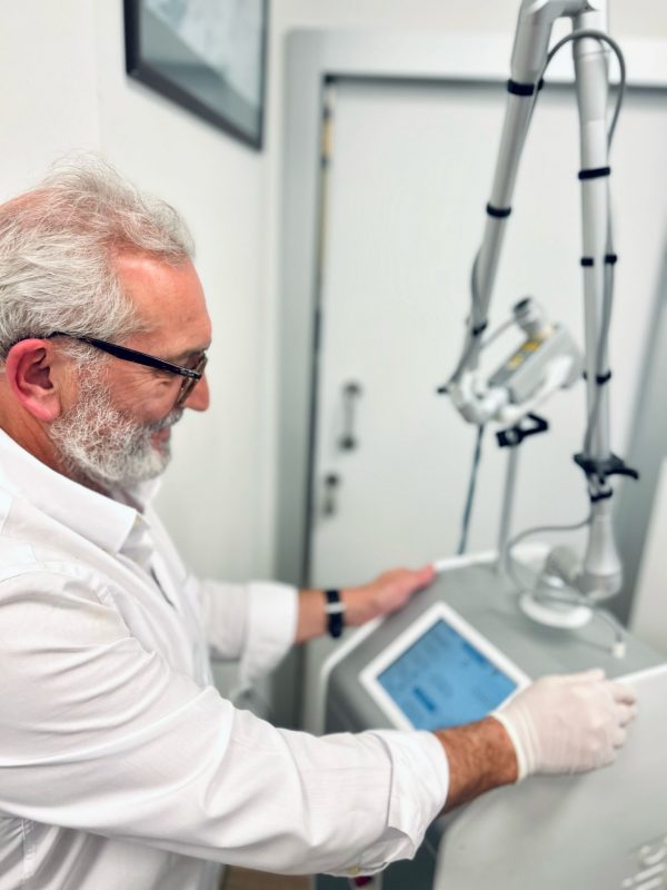 Doctor Rafael FRaile preparando tratamiento ginecología regenerativa