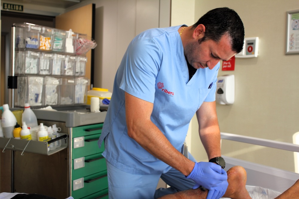 Jose Villalba trabajando en Hospital Vinalopó con paciente
