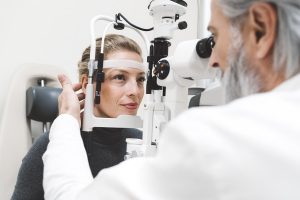 Paciente realizando una revisión oftalmológica para valorar una cirugía de miopía